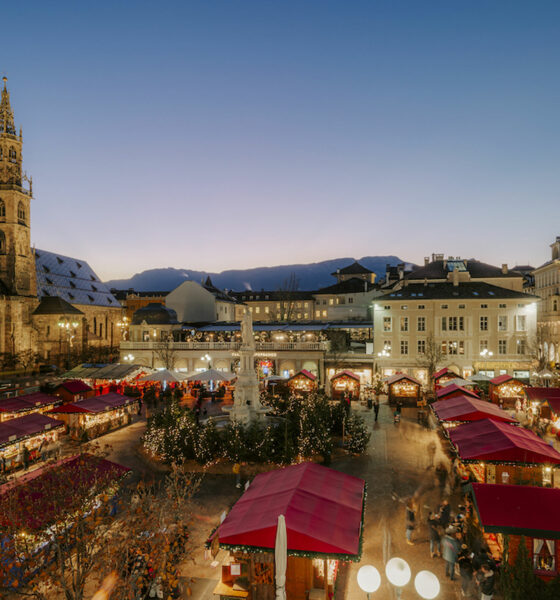 Piazza di Bolzano con mercatini di Natale